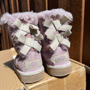 Girls sz 7 bow back Ugg boots